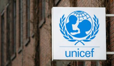 Menina afegã concentrada nos estudos é a foto do ano da Unicef