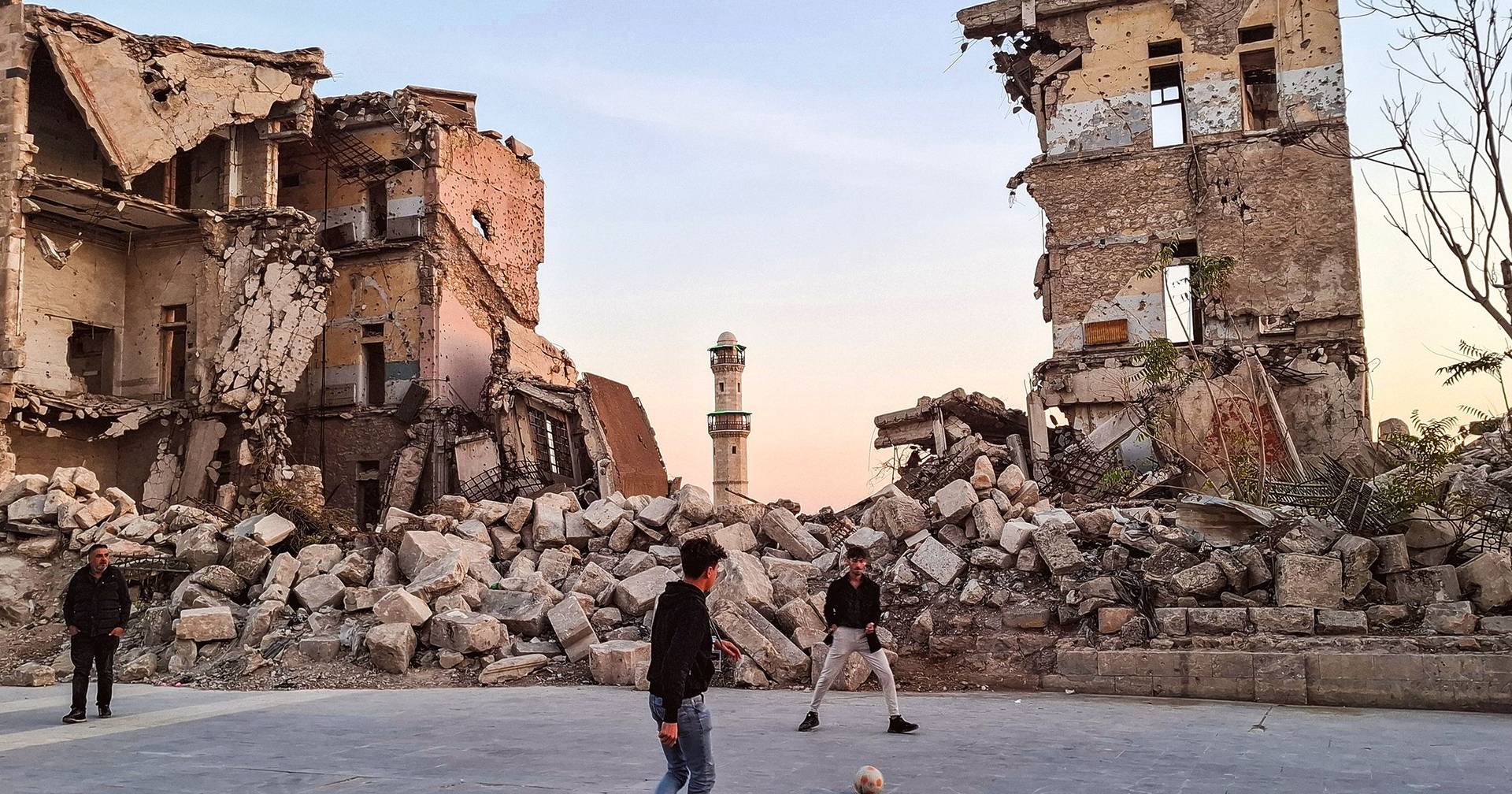 Reportagem na Síria, um ano depois da queda de Bashar al-Assad: a ilusão no meio dos escombros