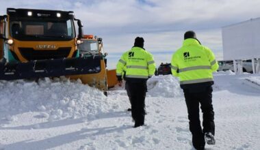 O “maior nevão do ano” já encerrou as estradas na Serra da Estrela