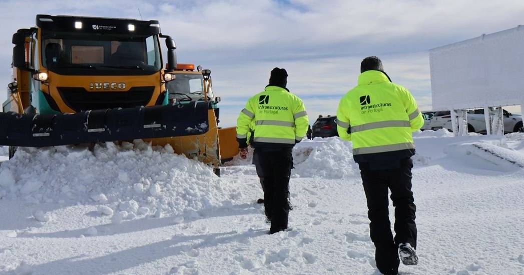 O “maior nevão do ano” já encerrou as estradas na Serra da Estrela