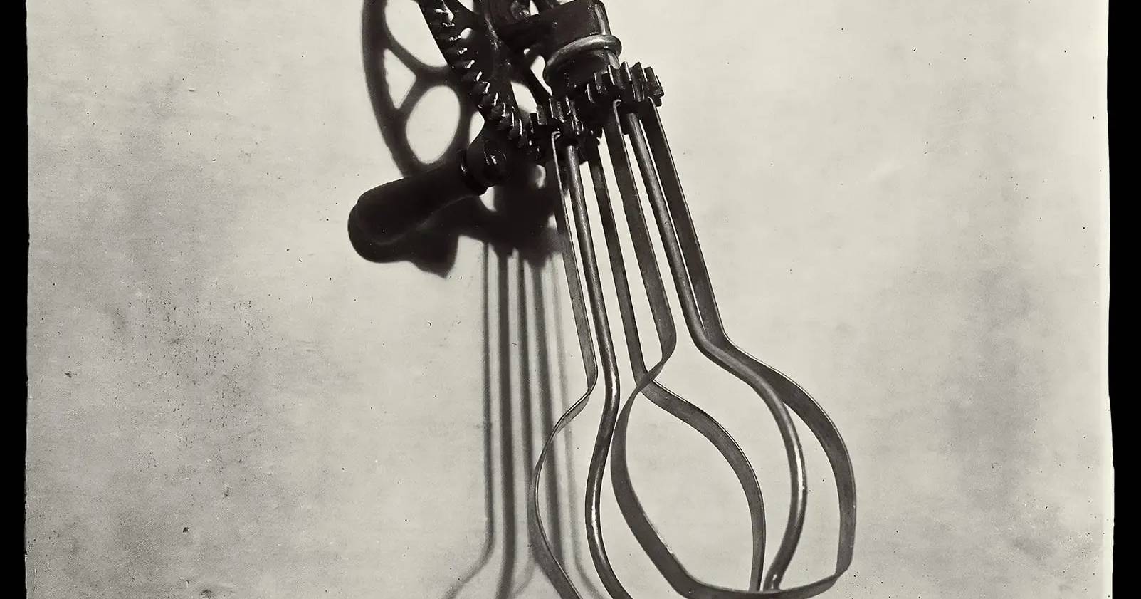 O objeto como corpo, o corpo como objeto: o génio de Man Ray em exposição em Nova Iorque