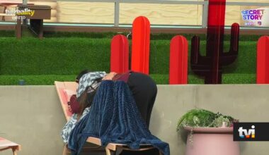 Liliana chora agarrada a Leandro e a emoção reina entre os dois - Secret Story