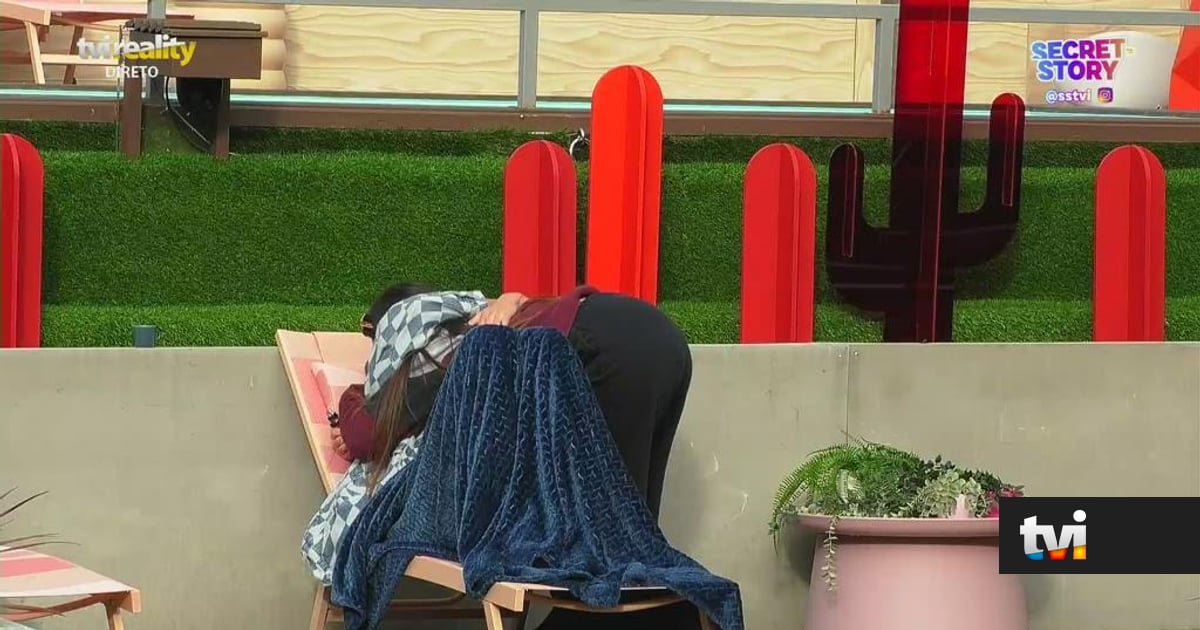 Liliana chora agarrada a Leandro e a emoção reina entre os dois - Secret Story