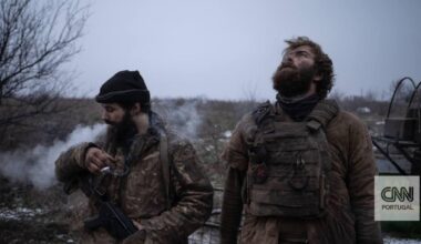 "Essa foi a parte mais assustadora". Estes dois soldados ucranianos defenderam a sua posição durante 130 dias seguidos