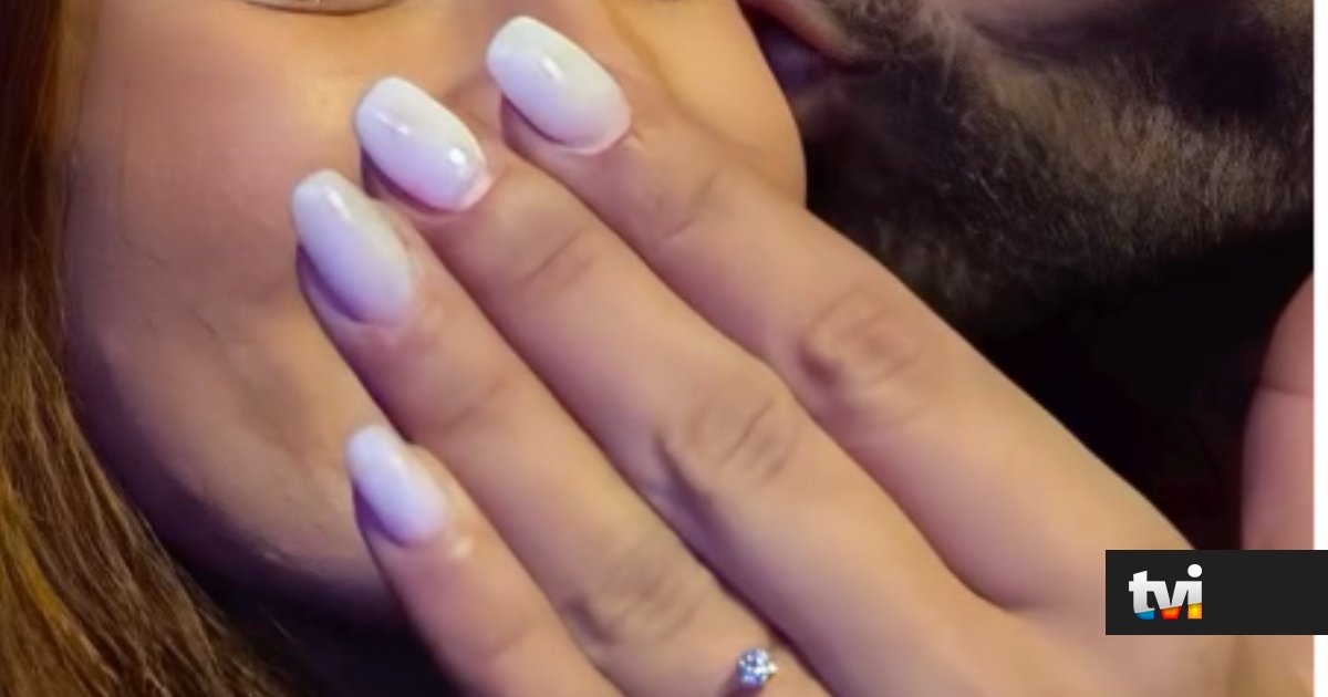 Quatro meses após assumir namoro, esta ex-concorrente é pedida em casamento. As imagens aqui - Secret Story