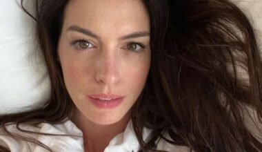 Anne Hathaway revela que canção brasileira foi a sua mais escutada do ano e cita jogador em post