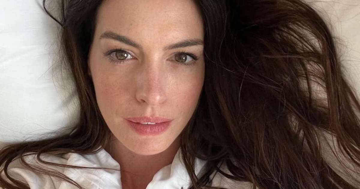 Anne Hathaway revela que canção brasileira foi a sua mais escutada do ano e cita jogador em post