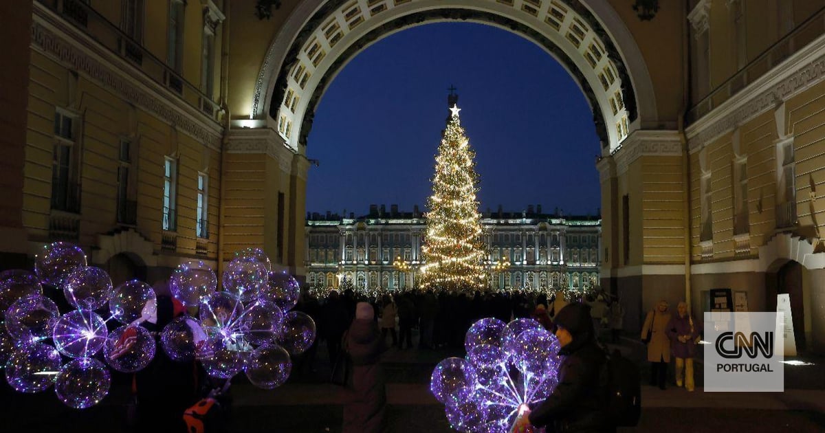 Polícia russa detém 70 cidadãos em São Petersburgo por rezarem por Zelensky
