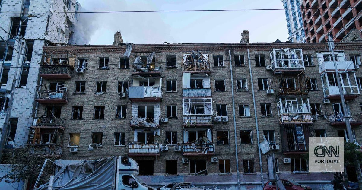Ataque russo faz dois mortos e mais de 20 feridos em Kiev. Um terço da capital ucraniana está sem energia