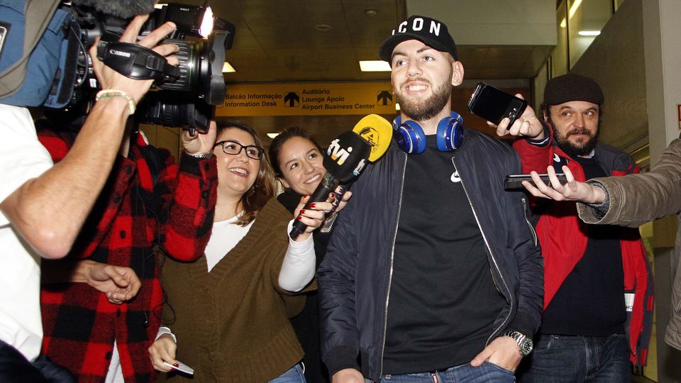 Assinou pelo Benfica, não jogou e ainda perdeu dinheiro: Rakip revela drama