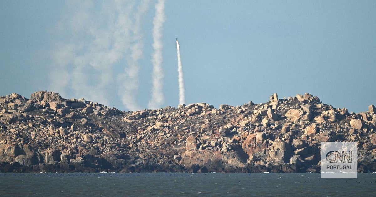 China cercou toda a ilha e já usa munição real nos grandes exercícios militares à volta de Taiwan