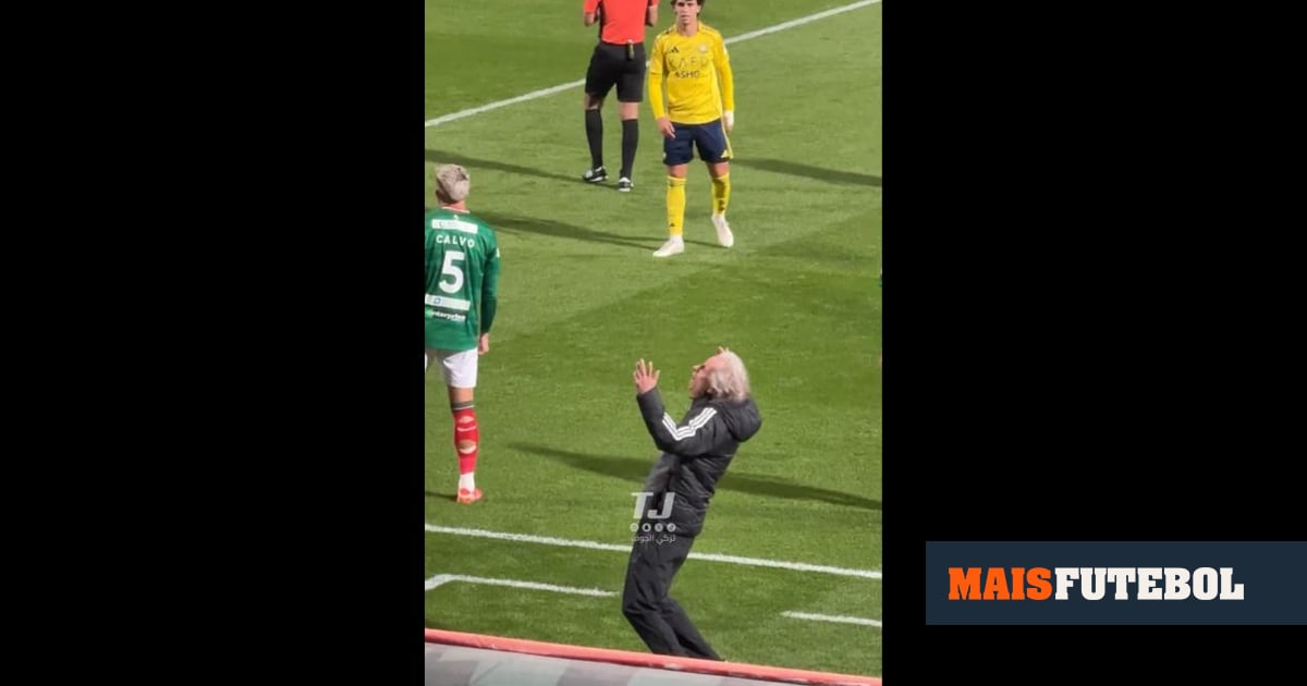 «Levaste com um pau?»: a reação hilariante de Jesus ao amarelo de alvo do Benfica