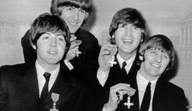 Nesta foto de arquivo tirada em 26 de outubro de 1965, a banda britÃ¢nica The Beatles (L-R), Paul McCartney, George Harrison, John Lennon, Ringo Starr segura seus prÃªmios MBE (Medalha do ImpÃ©rio BritÃ¢nico) em entrevista coletiva apÃ³s sua investidura no PalÃ¡cio de Buckingham em Londres -  (crédito: AFP / UPI PHOTO)