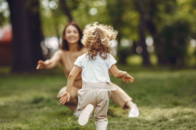 Morar à beira de rodovias movimentadas aumenta o risco de doenças cardiovasculares também devido à poluição do ar -  (crédito:  Freepik)