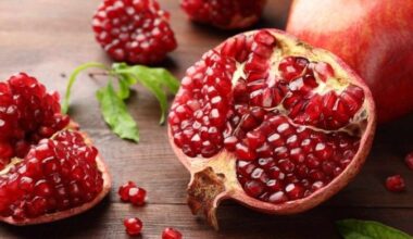 A romã é uma fruta nutritiva e versátil, conhecida por seus benefícios à saúde e sabor refrescante (Imagem: New Africa