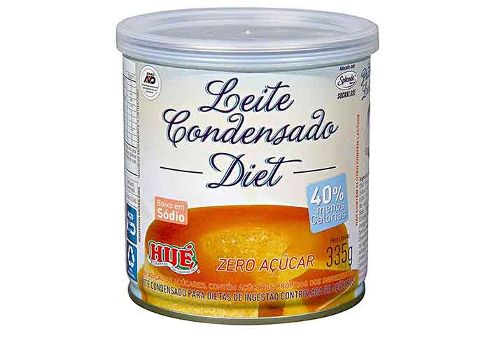 O leite condensado diet elimina o açúcar, mas costuma ter mais gordura para compensar sabor e textura. Assim, uma porção pode ter calorias próximas — ou até superiores — às do leite condensado tradicional.- Divulgação