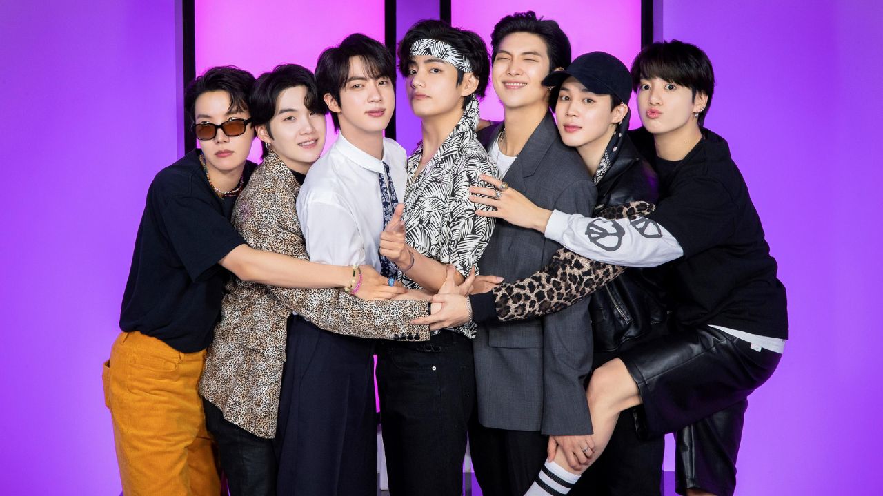 Integrantes do BTS para a BTS FESTA 2022