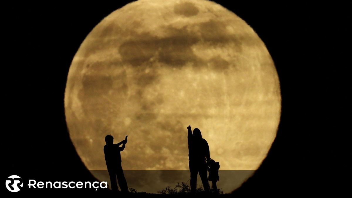 As imagens da última Superlua do ano que iluminou todo o mundo