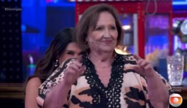 Vascaína, Dona Déa Lúcia, mãe do humorista Paulo Gustavo, responde plateia do 'Domingão com o Huck', que cantava hino do Urubu; veja