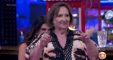 Vascaína, Dona Déa Lúcia, mãe do humorista Paulo Gustavo, responde plateia do 'Domingão com o Huck', que cantava hino do Urubu; veja