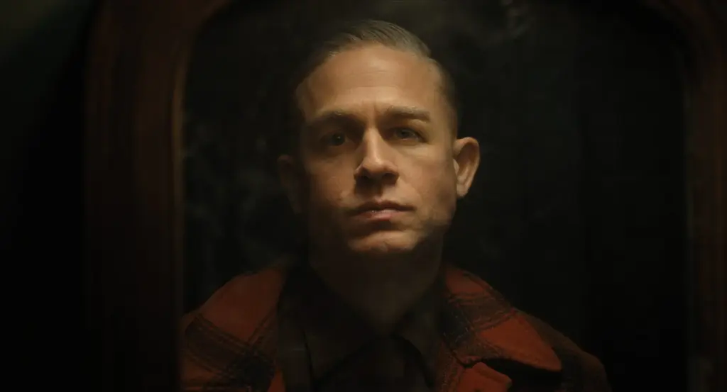 Charlie Hunnam em Monstro: A História de Ed Gein