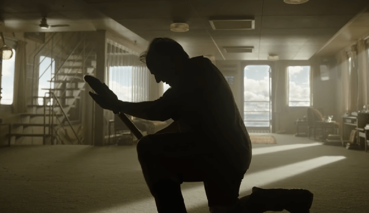 Tom Cruise está calvo e dança Gorillaz com uma pá no teaser de Digger; Assista: