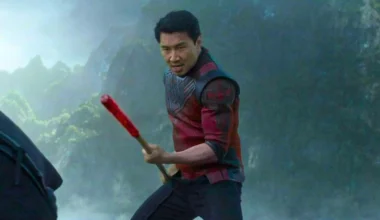 Shang-Chi ganhará novo uniforme em Vingadores: Doutor Destino, confirma Simu Liu