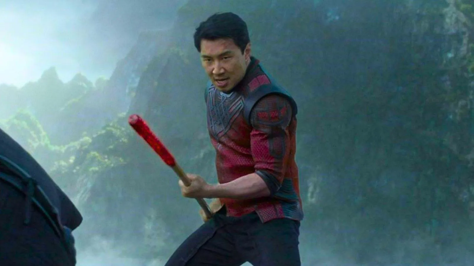 Shang-Chi ganhará novo uniforme em Vingadores: Doutor Destino, confirma Simu Liu