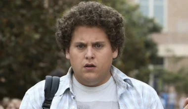 Jonah Hill surge irreconhecível no set de nova comédia da Warner