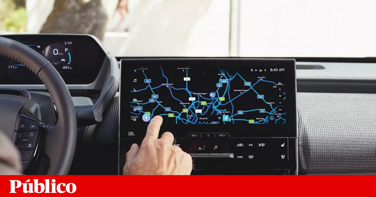Ecrãs tácteis nos carros desviam a atenção mais do que se pensava | Automóveis