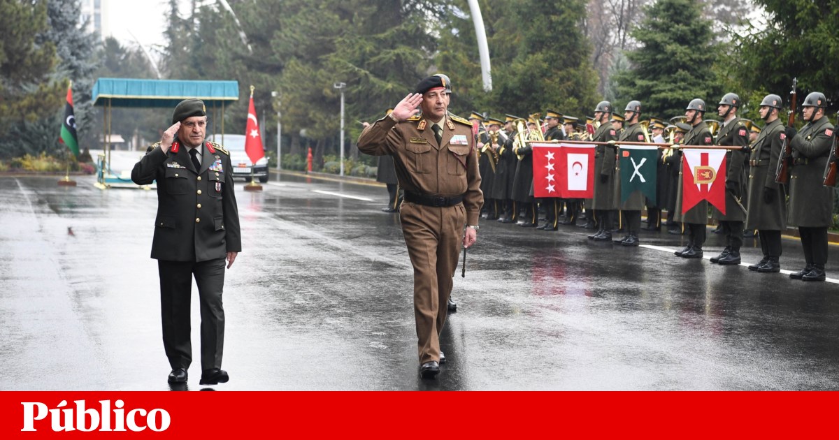 Chefe do Estado-Maior do Exército líbio morre em acidente de avião na Turquia | Líbia