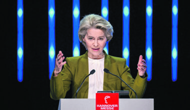 Bruxelas cede à Alemanha e faz marcha-atrás nos carros a gasolina