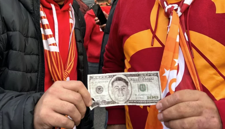 Adeptos do Galatasaray imprimem notas com a cara de ex-Benfica