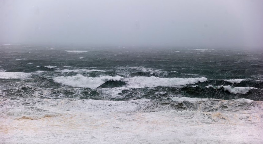 Aviso laranja para seis distritos devido à agitação marítima