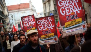 Cartazes, panos e caixotes do lixo queimados em frente à Assembleia da República