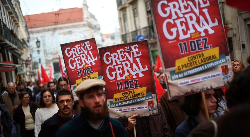 Cartazes, panos e caixotes do lixo queimados em frente à Assembleia da República