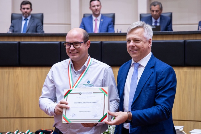 Cooperativa de agricultores familiares do Oeste de SC recebe maior honraria do Legislativo Catarinense | WH3 - Sistema 103 - Rádio Raio de Luz - Rádio Lider