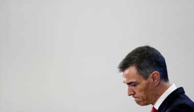 Direita espanhola ganha na Extremadura, extrema-direita duplica e PSOE tem derrota histórica