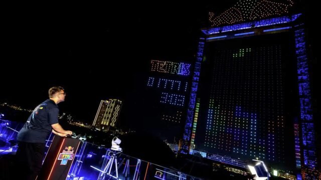 2.800 drones RGB transformados no maior jogo de Tetris do mundo – a final mundial do Red Bull Tetris ilumina o céu noturno de Dubai
| cinetotal.com.br