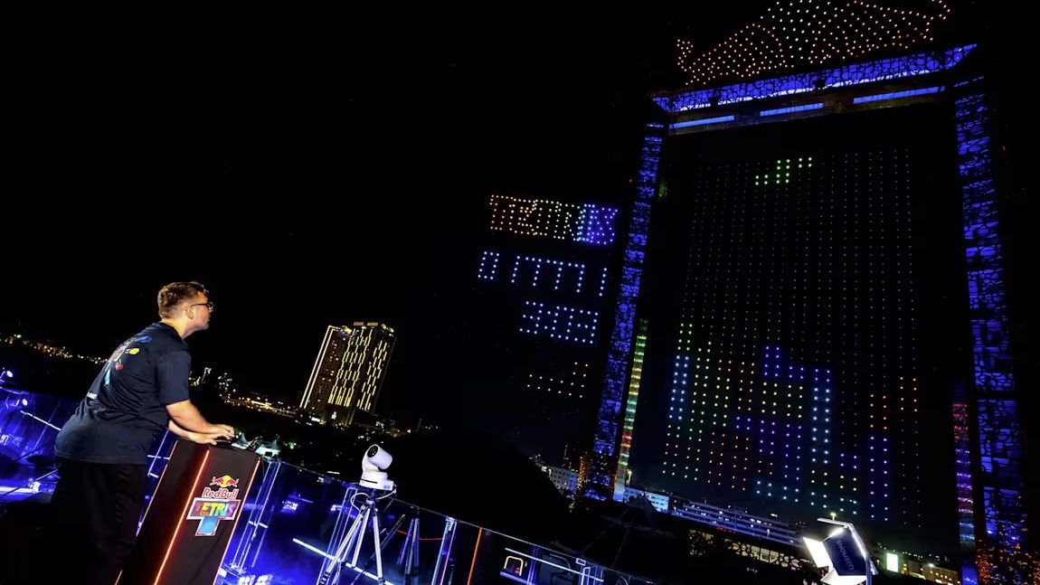 2.800 drones RGB transformados no maior jogo de Tetris do mundo – a final mundial do Red Bull Tetris ilumina o céu noturno de Dubai
| cinetotal.com.br