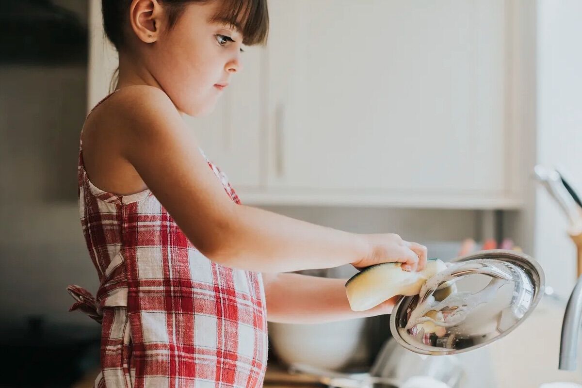 Costuma deixar a loiça de molho no lava-loiça? Está na hora de parar