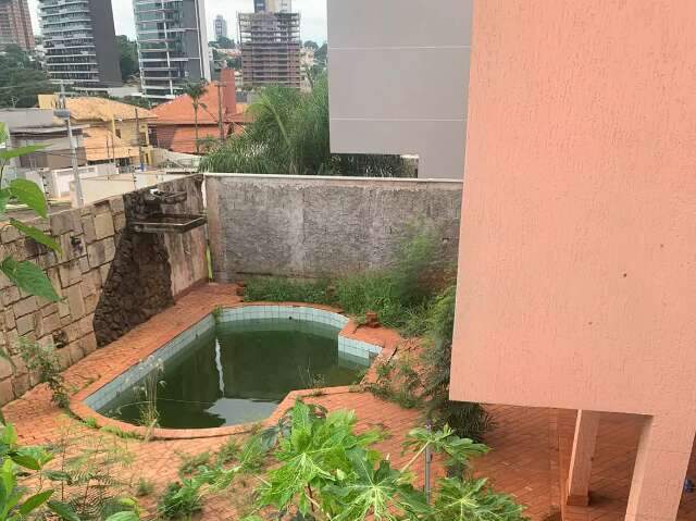 piscina abandonada em bairro nobre preocupa moradores