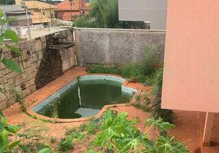 Piscina abandonada em bairro nobre acende alerta sobre focos de dengue