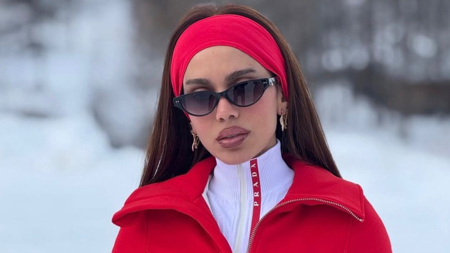 Anitta curte férias nos Alpes Suíços em mansão de luxo ao lado de familiares e amigos 