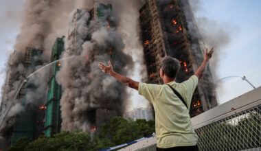 Entre flores e origamis Hong Kong vive o luto em véspera de eleições
