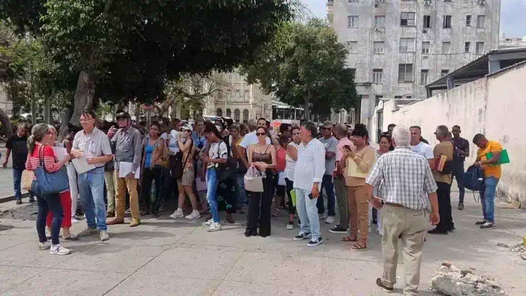 As filas na embaixada da Espanha em Havana são constantes desde o início do processo de solicitação de cidadania | Foto: 14ymedio