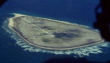 80 pessoas foram abandonadas numa ilha deserta "impossível". Sete mulheres e um bebé estavam vivos, 15 anos depois