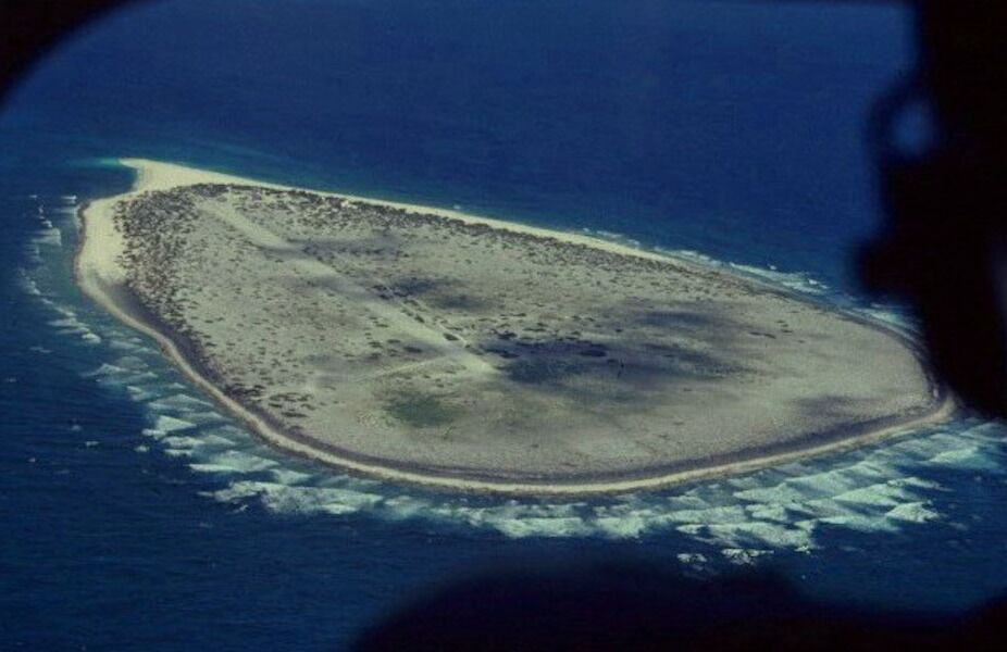 80 pessoas foram abandonadas numa ilha deserta "impossível". Sete mulheres e um bebé estavam vivos, 15 anos depois