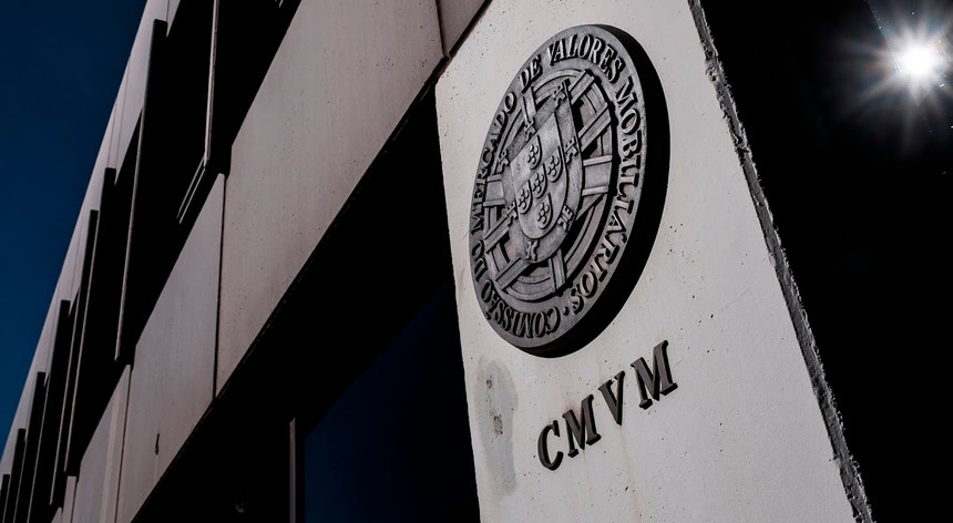 CMVM vê risco elevado nas categorias de mercado e de operações em 2026