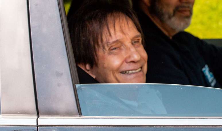 Roberto Carlos já recebeu alta do hospital após sofrer um acidente de carro. Roberto Carlos já recebeu alta do hospital após sofrer um acidente de carro.